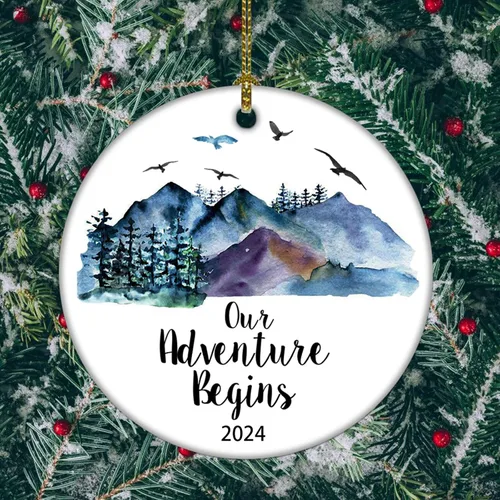 Vista 5 de Adorno de árbol de Navidad Our Adventure Begins, regalo para parejas de recién casados, adorno de Navidad para casados, regalos de boda