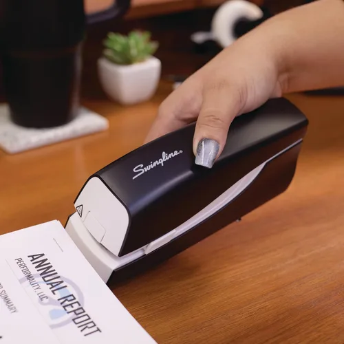 Vista 6 de Swingline Engrapadora eléctrica, capacidad para 20 hojas, portátil, tira completa, alimentación por enchufe o batería, color negro (48200)