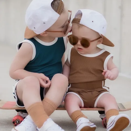 Vista 3 de Hoanselay Conjunto de pantalones cortos de verano para bebé, niña, niño, camiseta sin mangas y pantalones cortos casuales, conjunto de 2 piezas