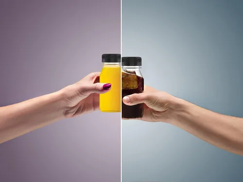Vista 4 de 5 piezas de botellas de jugo de plástico reutilizables de 6 oz, recipientes transparentes a granel con tapas negras para jugo, batidos, té, leche