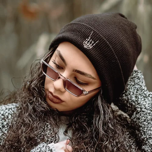 Vista 4 de Gorro de punto de calavera de Halloween para hombres y mujeres perfecto regalo gótico genial bordado de esqueleto gótico a mano suave y cálido gorro