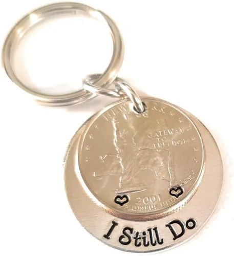 Vista 6 de 25º Aniversario de Plata, 25 Años, I Still Do, Moneda del Año de Boda, Llavero, Opciones Personalizadas, Para Él o Ella, Regalo para Esposo, Regalo