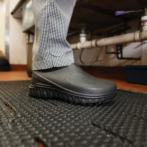 Vista 8 de Shoes for Crews Unisex Slip-Resistant Work Clogs - Comfortable, Non-Slip Work Shoes for Men & Women in Food Service, Healthcare, Hospitality - Negro