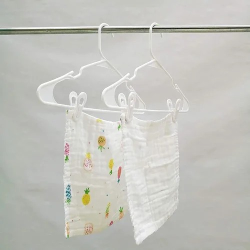 Vista 6 de Clips de plástico resistentes para colgar – multiusos para jeans, faldas, suéteres y pantalones (30 unidades, blanco)