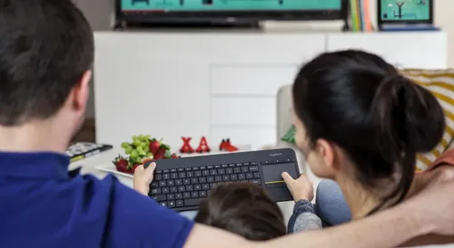 Vista 7 de Logitech Wireless Touch K400 Plus con panel táctil multitáctil de 3.5 pulgadas, teclas silenciosas, rango de 33 pies, Plug-and-Play (renovado)