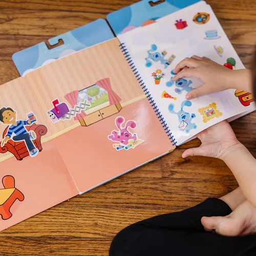 Vista 3 de Melissa & Doug Blue's Clues & You! Libreta de Pegatinas Reutilizables - Lugares que Blue Ama