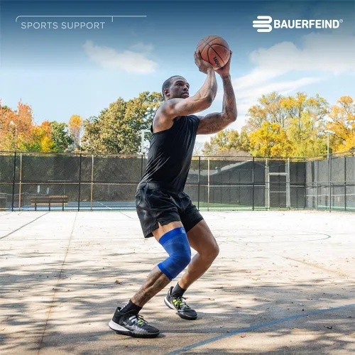 Vista 4 de Bauerfeind - Rodillera de compresión deportiva para rodillas NBA - Diseño ligero con zonas de agarre para alivio del dolor en la rodilla de Negro