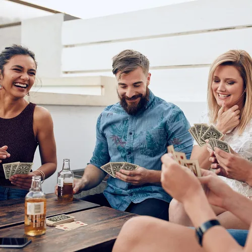 Vista 5 de Beers & Bluffs Craft Beer - Naipes con temática de cerveza, recubierto de plástico, índice estándar, tamaño de póquer