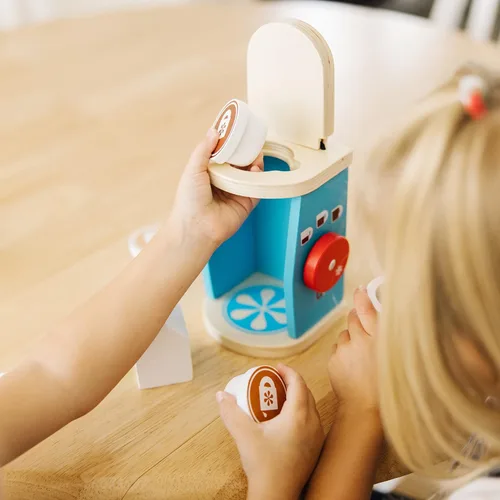 Vista 8 de Melissa & Doug Juego de cafetera de madera para preparar y servir de 11 piezas, accesorios de cocina, accesorios de cocina para niños, juego