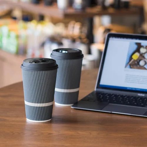 Vista 4 de Tazas de café desechables con tapas, taza de café de 16 onzas (paquete de 70). Las tazas de viaje grandes mantienen la forma con bebidas frías