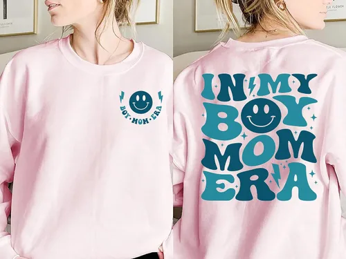 Vista 4 de Sudadera In My Boy Mom Era - Groovy Boy Mom Era 2 Side Graphic Neck