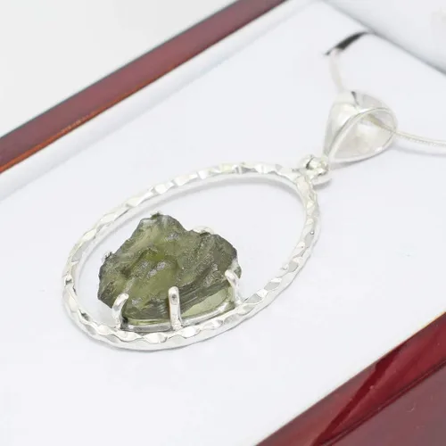 Vista 3 de Collar con colgante de moldavita de Stones Desire