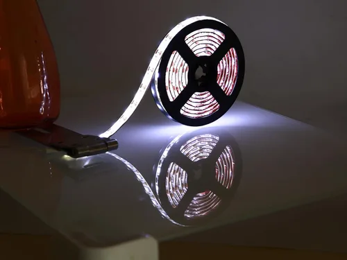 Vista 3 de Geekeep - Tira de luces LED a pilas, impermeables, flexibles, tiras de luz LED SMD 5050 con cinta de luz LED (6.56 pies, blanco frío)