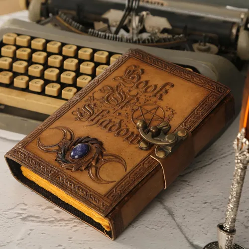 Vista 5 de Book of Shadows - Diario Grimorio – 200 páginas de papel antiguo con borde deckle con triple luna, pentagrama, cubierta de cuero con cierre