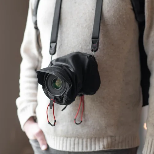 Vista 5 de Peak Design Funda de lluvia Shell para cámara, pequeña, cubierta de lluvia resistente a la intemperie para cámara DSLR, tela de neopreno elástica
