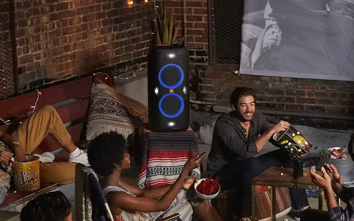 Vista 13 de JBL Partybox 310 - Altavoz portátil para fiestas con batería de larga duración, potente sonido JBL y emocionante espectáculo de luces, color negro