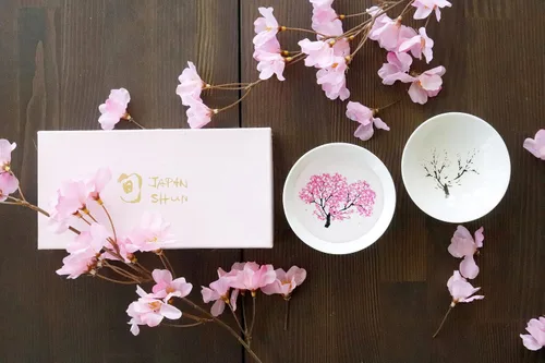 Vista 6 de 丸モ高木陶器 Tazas de sake japonesas que cambian de color en flor de cerezo (par)