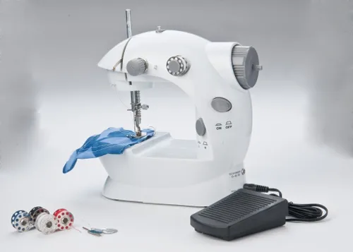 Vista 2 de Sunbeam Máquina de coser pequeña portable portable Pedal de pie adaptador de CA y Kit de más de 75 piezas de costura incluido, caída en bobina
