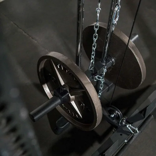 Vista 2 de Titan Fitness Accesorio corto para rack de torre LAT para bastidores de alimentación atornillados serie T-3 y X-3, capacidad de carga olímpica