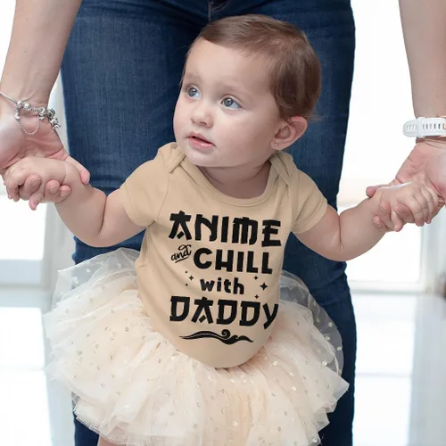 Vista 4 de Anime and Chill With Daddy Baby Onesie - Ropa temática Chill - Ideas de regalos para fanáticos del anime