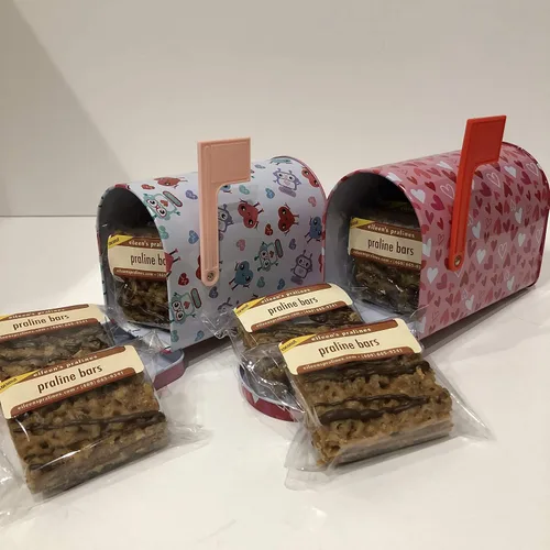 Vista 2 de Eileen's Pralines Praline Bars - Paquete de 5 latas para buzón "I Like You A Bot