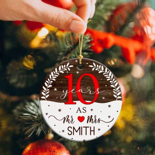 Vista 4 de Adorno de cerámica personalizado para aniversario de Navidad 2025, adorno de cerámica de Navidad de aniversario de boda, adorno de Navidad