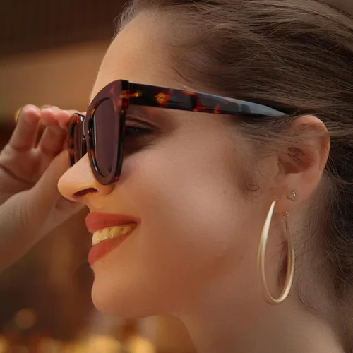 Vista 4 de Dollger Gafas de sol retro de ojo de gato para mujer y hombre, estilo vintage, cuadrado, tortuga, concha, moda