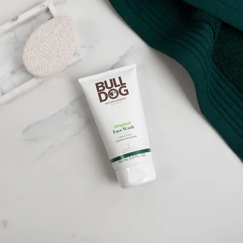 Vista 5 de Kit original completo de cuidado y aseo facial para hombres de Bulldog con hidratante, limpiador facial y exfoliante facial