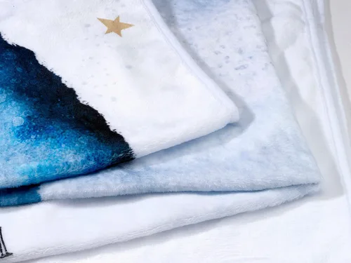 Vista 3 de Lillian Rose Manta con texto en inglés «To The Moon and Back», color azul oscuro