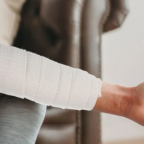 Vista 5 de 1 rollo de algodón elástico para vendaje tubular de brazo para vestir y acolchado, algodón transpirable y cómodo para esguinces y lesiones