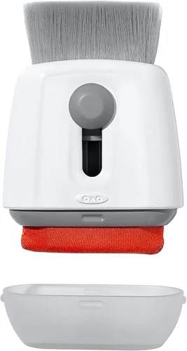 Vista 7 de OXO Limpiador para portátiles Good Grips Sweep & Swipe Almohadilla de microfibra y cepillo suave, elimina manchas y polvo, ideal para pantallas