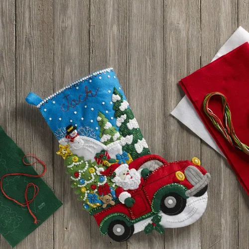 Vista 2 de Bucilla Kit de medias de fieltro con apliques, The Christmas Drive, 18 pulgadas, 86663