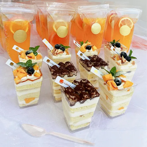 Vista 2 de Hiasobre Paquete de 100 vasos de plástico de 5 onzas para postre con tapas y cucharas, tazas reutilizables de parfait transparente, vasos cuadrados