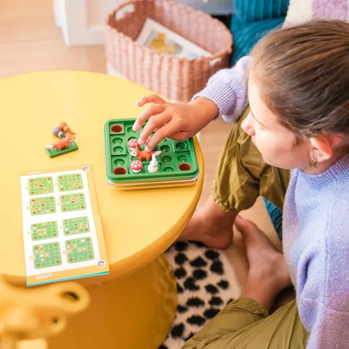 Vista 5 de SmartGames – Juego de rompecabezas lógico Jump in' con conejos, zorros y hongos, 60 desafíos, juego cerebral STEM, rompecabezas de viaje para niños