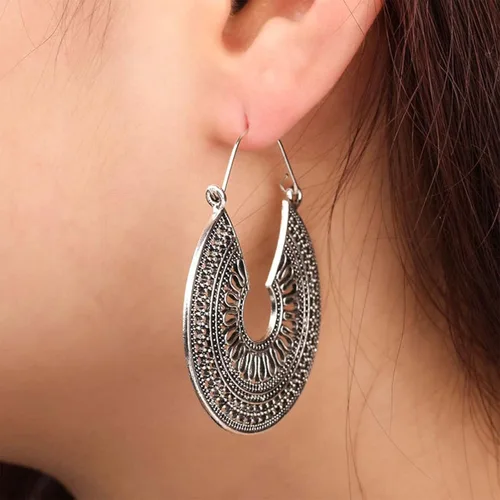 Vista 3 de YienDoo Aretes colgantes bohemios grandes de filigrana festoneados, estilo vintage, tribal, étnico, huecos, tallados, plateados, geométricos
