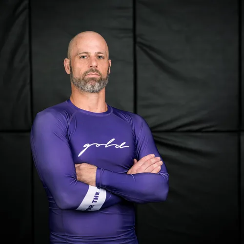 Vista 6 de Gold BJJ Fundación Rash Guard - Rashguard clasificado No-Gi y Gi Jiu Jitsu