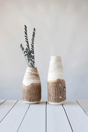 Vista 4 de Creative Co-Op Jarrón de madera de paulownia tallada de 13 pulgadas de alto con borde vivo (cada uno variará)