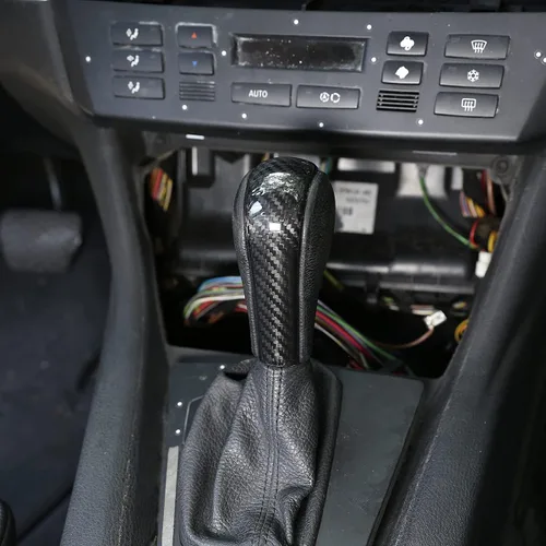 Vista 4 de YIWANG Cubierta de la cabeza de la perilla de palanca de cambios de fibra de carbono 100% real para BMW E39 E60 E61 E83 E53 E46 Accesorios de coche