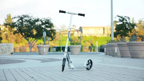 Vista 2 de Razor A5 DLX Patinete para niños de 8 años en adelante - Ruedas de uretano de 8", plegable, manubrio anti-traqueteo, para ciclistas de hasta 220 lbs
