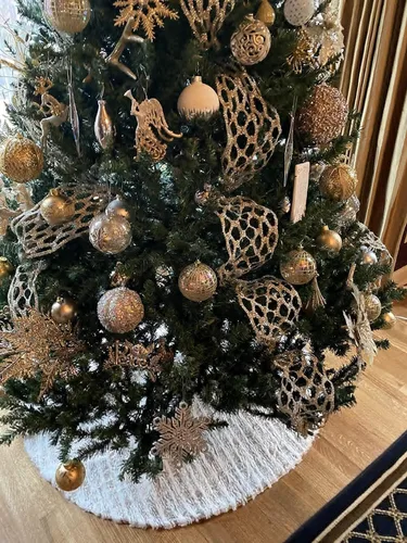 Vista 7 de Falda de árbol de Navidad dorada suave de 48 pulgadas, estampado dorado sobre piel sintética blanca