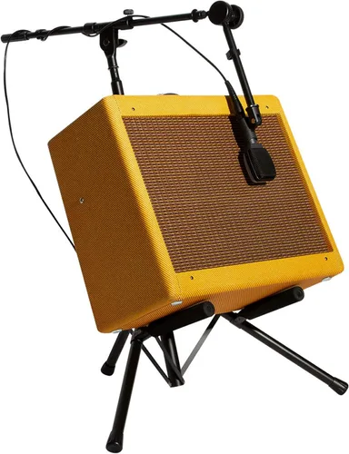 Vista 7 de OnStage Soporte de amplificador RS7501 en escenario con brazo de pluma