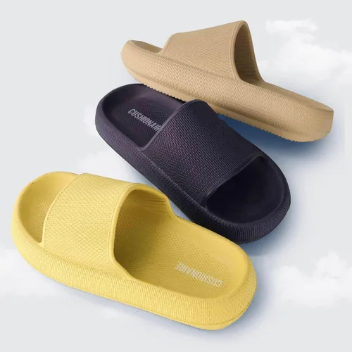 Vista 7 de CUSHIONAIRE Sandalias Feather de EVA para Mujeres Cómodas Pantuflas Deslizables para Mujeres, Zapatos de Ducha para Interiores y Exteriores
