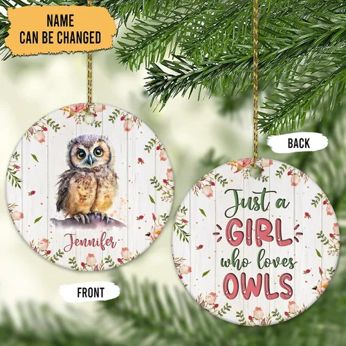 Vista 2 de Hyturtle Adorno de Navidad personalizado para los amantes de los búhos, adorno de cerámica con nombre personalizado de Just A Girl Who Loves Owls
