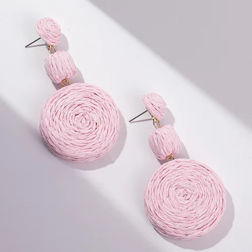 Vista 5 de Statement Raffia - Aretes redondos de bola colgantes de rafia, bonitos aretes bohemios hechos a mano para el verano para mujer