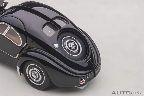 Vista 5 de Auto Art Models 1938 Bugatti Type 57SC Atlantic con ruedas de disco negro 1/43 modelo de auto fundido a presión por AUTOart 50946