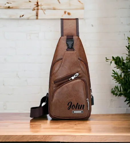 Vista 2 de Bolso bandolera de cuero personalizado - Bolso cruzado para hombre - Bolso de pecho para hombre - Mochila bandolera con puerto de carga USB - Bolsa