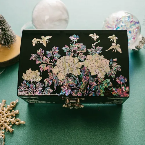 Vista 4 de Joyero de nácar Recuerdo lacado negro con diseño floral y de mariposa, interior y espejo de terciopelo rojo Regalo romántico del día de San