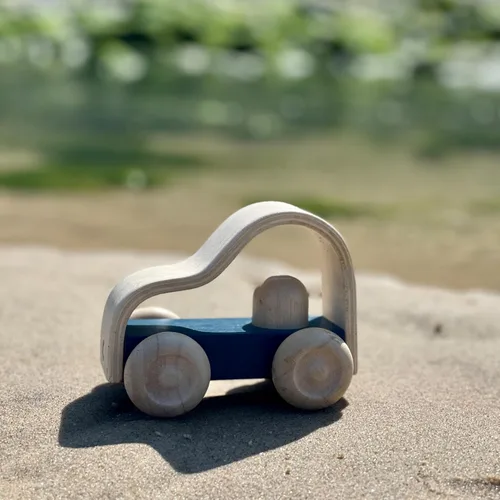 Vista 9 de PlanToys® Vroom Truck Juguete de empuje de madera para niños pequeños Coche Vroom