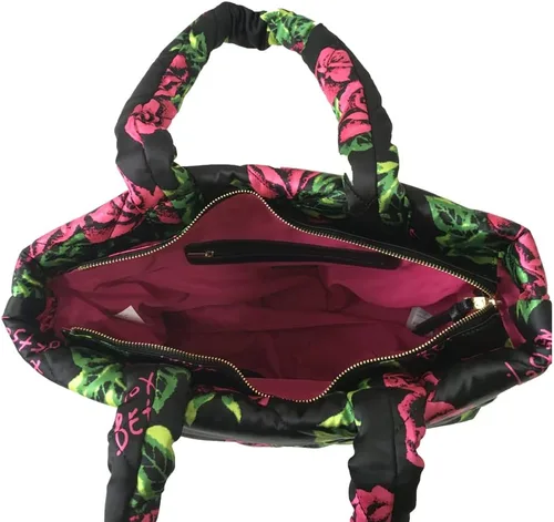 Vista 3 de Betsey Johnson Bolso de almohada de nylon con estampado de rosas, negro floral, Floral