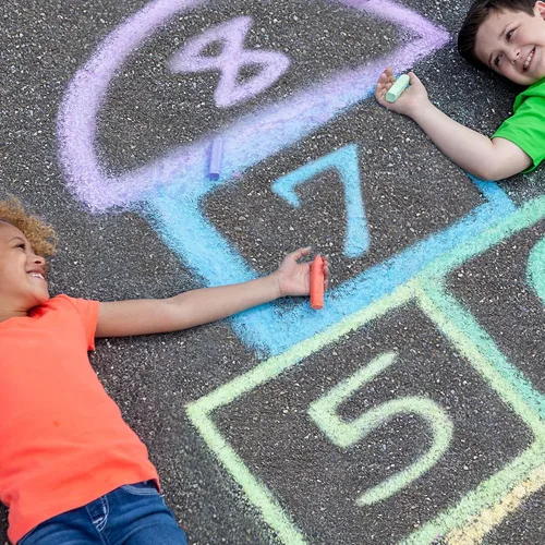 Vista 2 de Crayola Ultimate Colección de Tizas Lavables (64 unidades), Tiza para Acera al Aire Libre a Granel para Niños, Barras Antideslizantes, Actividades